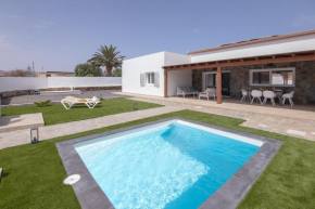 Holiday Villa Rustika Luxe 2 Rural, Pool, BBQ, Mountain view by Holidays Home, Villaverde Del Río